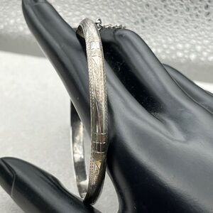 Beautiful Vintage etched sterling silver hinged bangle bracelet with safety